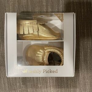 NWT Freshly Picked baby moccasins